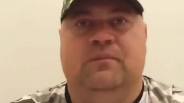 MC Isti a dagadt, pufók, hörcsög,  ősz hajú pofájával azt mondja ő egy aranyos, normális SRÁC