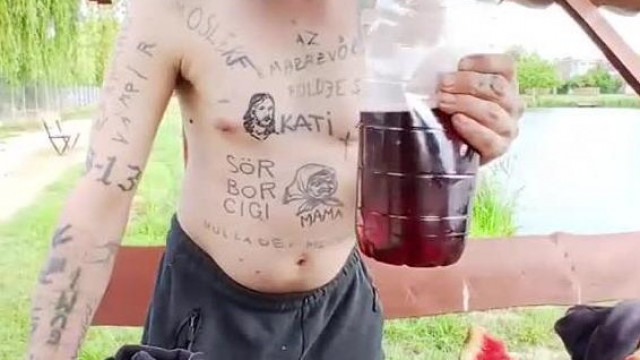 Az elvileg màr nem piàlò Bartos Möster kőkemènyen zombira Borozta magàt megint
