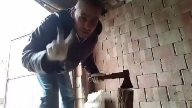 Ádám mobil elvágja a kezét baltával 2020.11.12