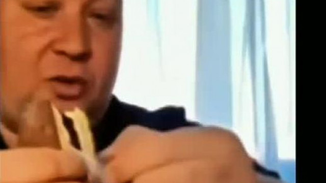 Malactartó Luka Pantera elveszi a hízójától a süteményt