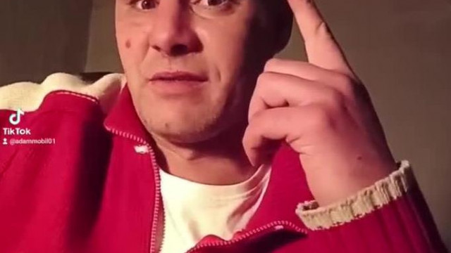 Rohadó fejű Ádám Mobil politizál