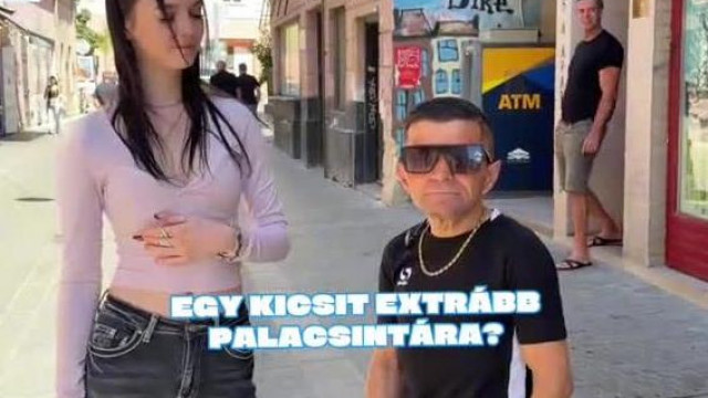 Kiskobold Sanyi egy újabb palacsintázós videóban kézenfogva sétálgat egy lánnyal