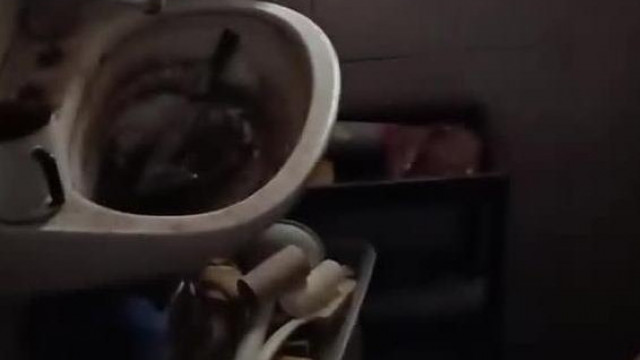 RESIDENT EVIL PÚPSZÀSZ - szarnabás bàtran belèp védőruha nèlkül sodi Horror fürdőszobájàba