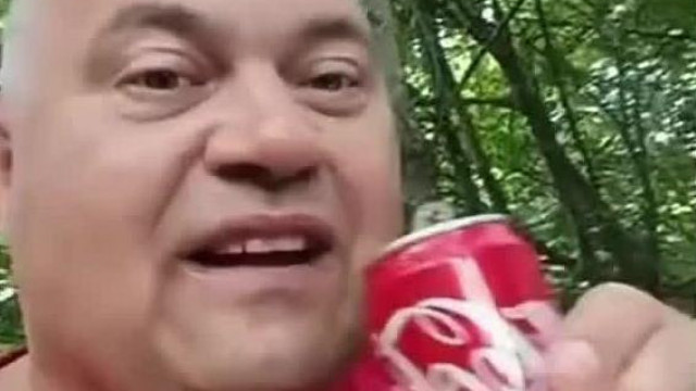 Egy ember ott Szarik - a Kretèn dedòs Dömpi elment a Lidl mellett ès látott egy embert aki ott ürített