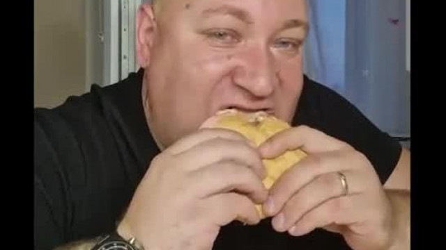 Subi Malac megint eszik