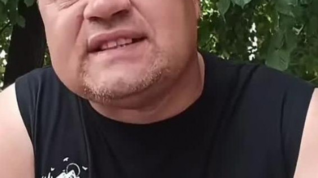"Picúrnak neveznek engem" - az őszhajú pufòk kancsal Hörcsög Dömpi szefòs fejjel anyàzik a Trollszoknak