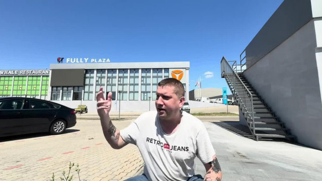 Kufár elmegy bevásárolni közben, nem nyíltan, de a kiskorú támogatókat akarja kihasználni.