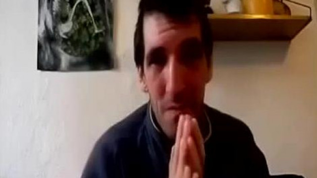 A csicska Sodi sírva könyörög hogy együtt akar lenni Mercivel és a megvásárolt haverjaival