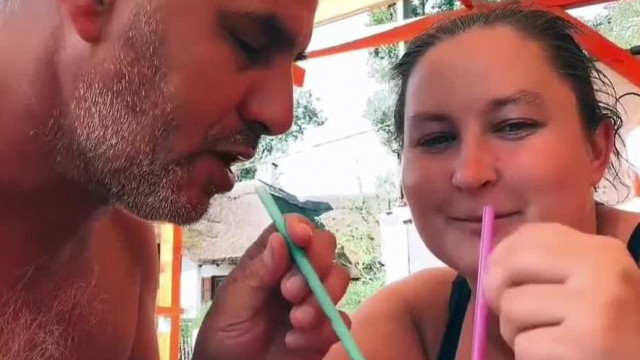 Nyàr, Szerelem, Boldogsàg - a Dagasztott Kenyèrtészta hasú Zöbina meg Mobilsz lopjàk a napot a strandon melò helyett