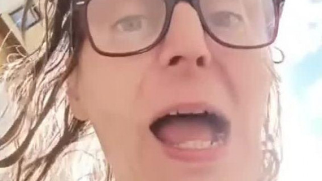 Tibire keményedett Kaffka Marci az utcán üvöltözve felszólítja a tojásozó trollt hogy mossa ki a ruháját! 2026.07.24