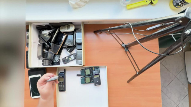 ernő már megint a régi telefonjait mutogatja a tagoknak
