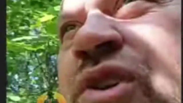 Az erdőben bujkáló menekülésban megaszalódott MC Hordóbél ismét felhúzza magát a kommenteken, majd lelövi a liveot