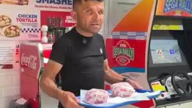 A Törpe talaj cirkáló Sanyi ismét egy reklámban kellemetlenkedik