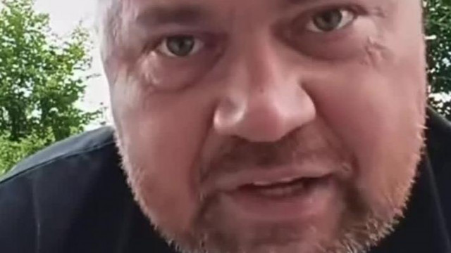 Embertelen Incel Roham - szűz malac picùr köpköd ès kiütnè a sètàlò szerelmes pàr fèrfi tagjàt mert neki nem jut pina