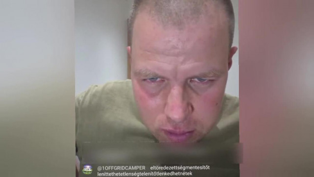 Debil Alex hombár feje betorzul, amint próbál megfejteni egy hosszú troll kommentet