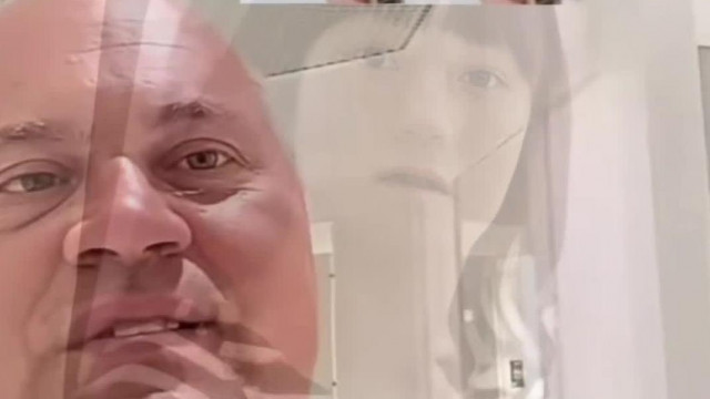 A Ruhaboltban egy Nő megrèmülve riadt arcot vàg mert meglàtja hirtelen a kamerazò felpuffadt incel szörny picúrt