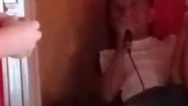 Kiskobold Sanyi egy VHS minőségű felvételen énekel női nadrágban