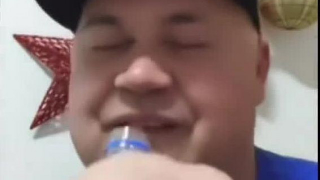 MC Mogyoró önelégült képpel issza a jo kis Coca Cola nedűt angolosan
