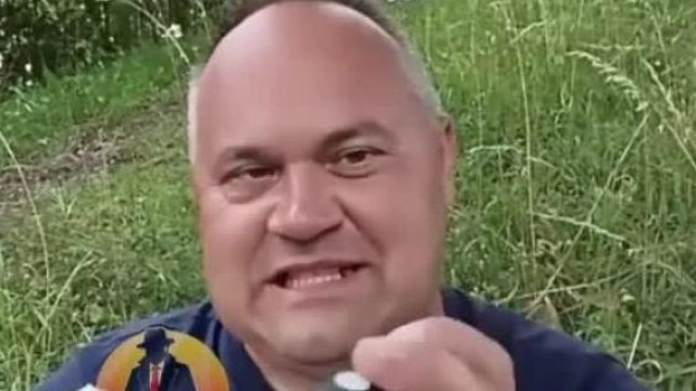 A krakkòi Rèm egy recès flakont feldugna egy lànynak ès elemlàmpàval be is vilàgítana a p*csàjàba