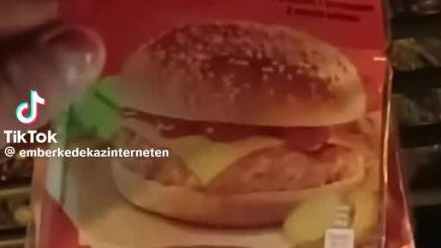 Az aluliskolázott proli Istike mutogatja a legkomolyabb készételeket, hiszen neki ezek a kedvencei