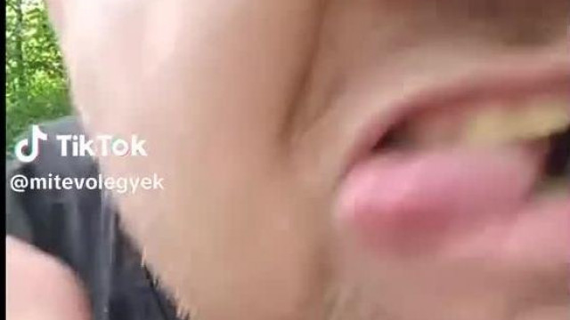 Isti előtt csókolóznak és ez nem lehet véletlen
