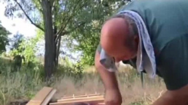 Megint szerel a nagyràbèi agràrmèrnök az embertelen putriban ès kibuggyan a sèrves disznòbèl is