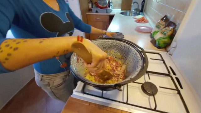 Loca Pantera a konyhai tűzhelyen főz bográcsban(!), nehogy lefogyjon a Roland