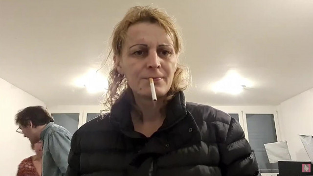 jutka belenyúl tibi szájába, majd tibi felrúgja