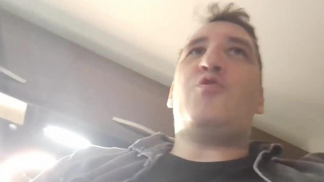 Sodi vendéghez illően kéri meg gammert, hogy adjon neki sört