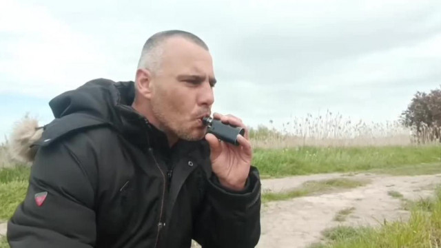 Zöbinától külön vön az Edömsz. Möst ögyedül vön a házbön, möjd möglátja milössz.