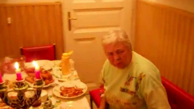 Ládikám hisztizik a karácsonyi vacsoránál (2011-12-24)