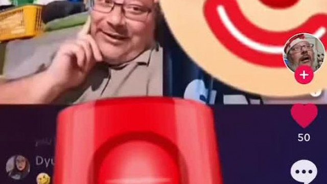 Vadász Gyula heterósat játszik: felhív egy prostit