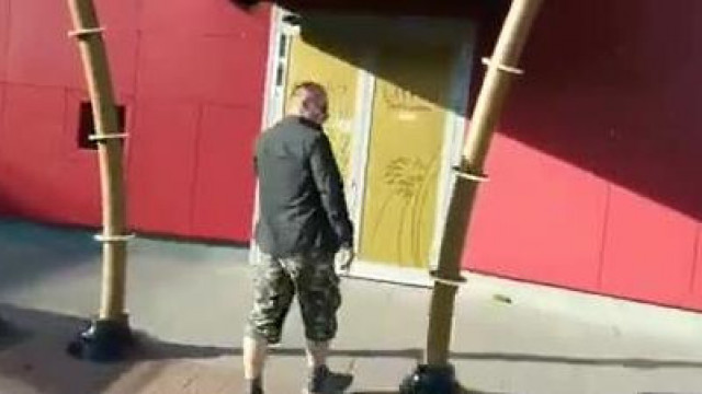mc isti megfejeli a kaszino ajtaját