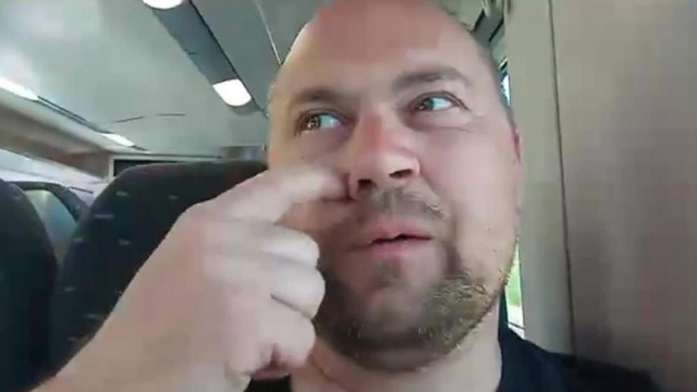 Istvan Kőrőskènyi facebook live, vonaton bliccelés