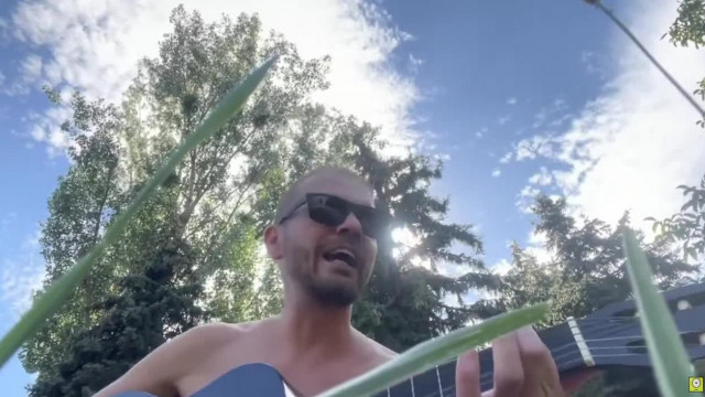 Herbert anyázós éneket ad elő Manninról