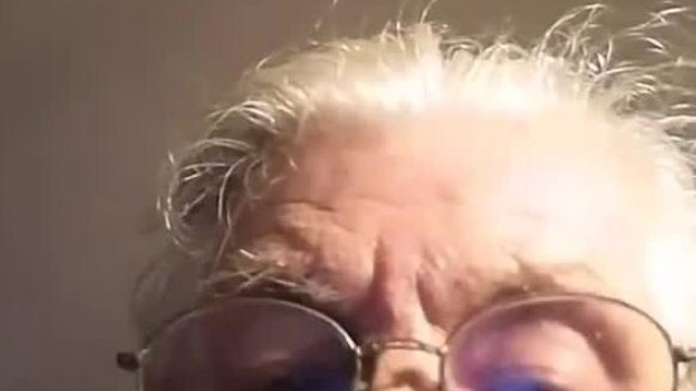 Random öregasszony idegrohamot kap tiktok-on és gyűlölködni kezd