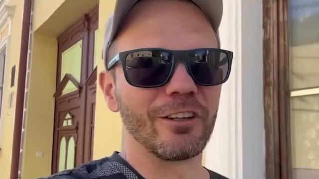 Batman úr szívesen látná a fiatal felszopó lányt, Rozinát bikiniben