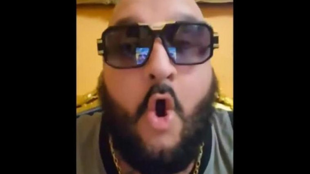 Rugós Brekeke másfél percen keresztül ugat
