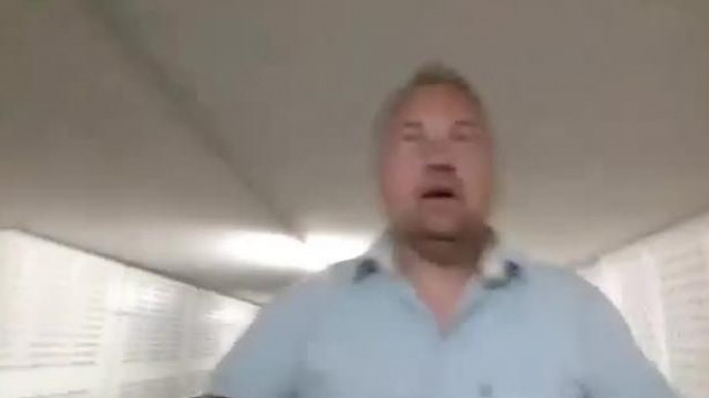Záródik a kapu, ezért Istike rohan az életét féltve