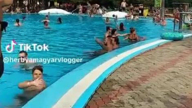 Idétlen könyvreklámozási kísérlete Herbert legfőbb felszopójának, Anikónak