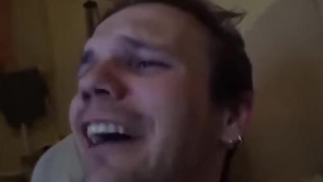 Höjpi idióta hangon röhög saját magán