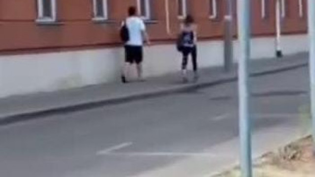 Fikás és Tibor romantikusan sétálnak Szolnokon