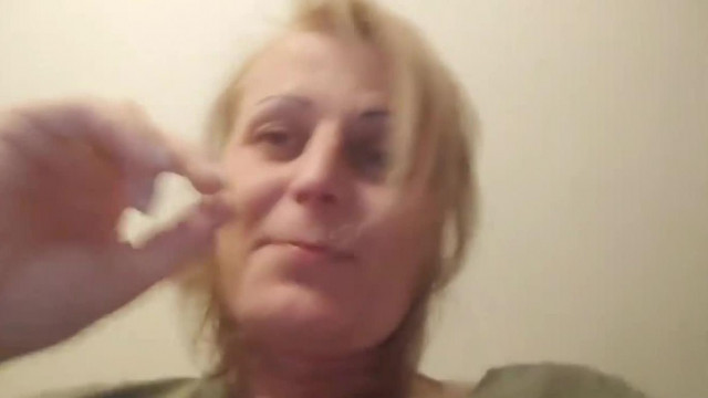 Tibi Máj Viktornak ajánlgatja a csoki illatú segget és fhaszpinát