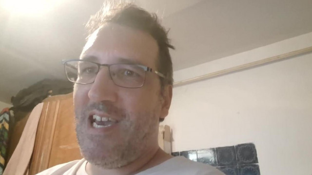 Add meg a pénzem, mert addig az egész családod az én csicskám