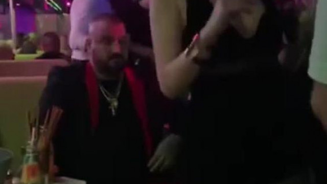 Rugós Brekeke megszeppenve néz egy táncoló csajt a bárban