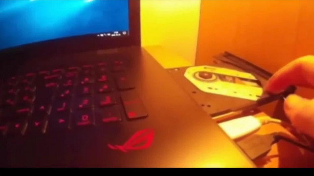 Vká Vlog elfelejti kikapcsolni a kamerát és elkezd pornót nézni (nagyon régi paródia videó)
