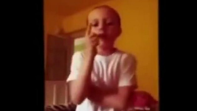 Idegbeteg, agresszív 10 éves kislány machetével fenyeget és mamát kussoltat