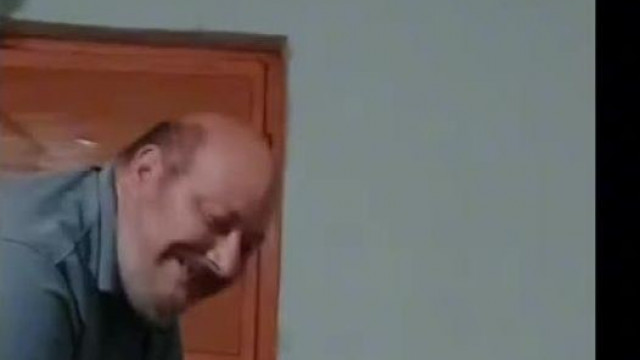 Gyuluska a kutyája torkát szorongatja