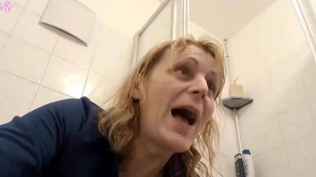 Jutka nem hagyja wc-zni a ,,ratykó'' Tibit