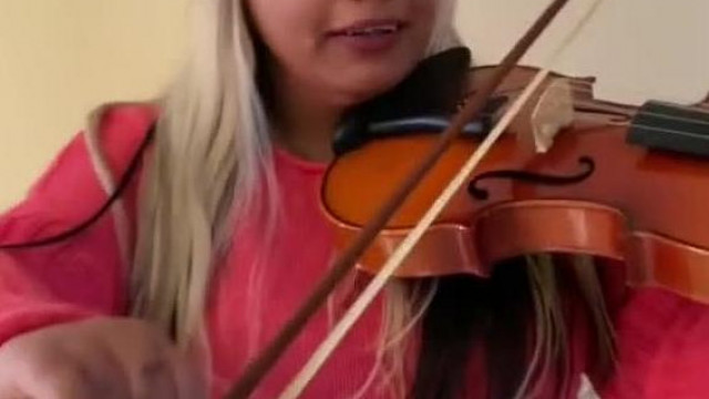 Retardált Irénke és a "gitárja"